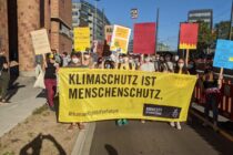 Unser gelbes Banner mit dem Spruch Klimaschutz ist Menschenschutz