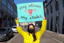 Hochgehaltenes Plakat mit der Aufschrift My Uterus My Choice