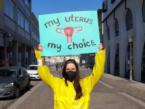 Hochgehaltenes Plakat mit der Aufschrift My Uterus My Choice